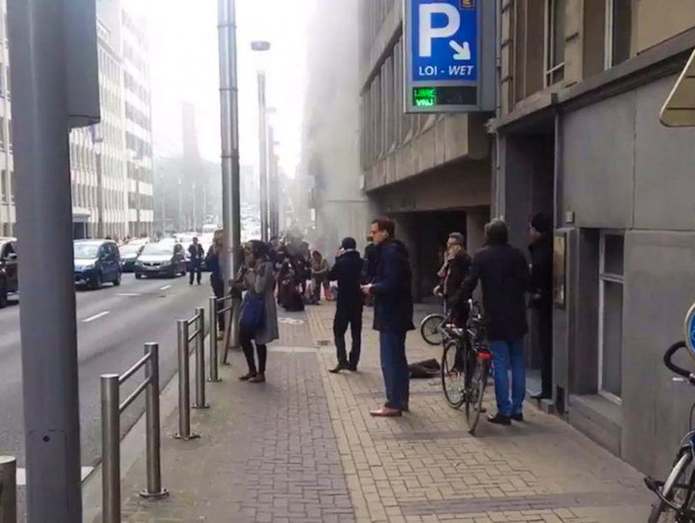 Les attentats de Bruxelles. Image du compte Twitter de @jfbxl: de la fumée s'échappe de la station de métro Maalbeek.