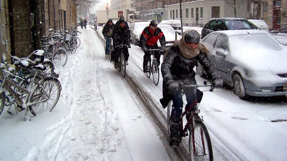 Wie Metropolen dem Stau begegnen. In Kopenhagen steigt man auch bei Eis und Schnee aufs Velo. Die dänische Hauptstadt will den jetzt schon hohen Anteil vom Veloverkehr von 36% bis 2025 auf 50% ausbauen.