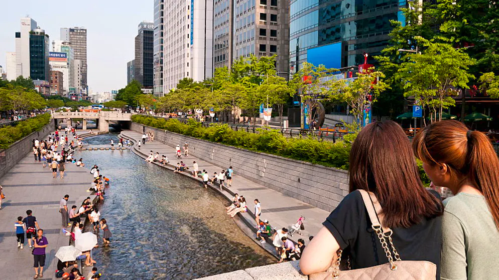 Wie Metropolen dem Stau begegnen. Jahrzehntelang war der Fluss Cheonggyecheon in der südkoreanischen Hauptstadt Seoul von einer Trasse überbaut. 2003 liess der damalige Bürgermeister das Gewässer wieder freilegen und als Park gestalten. Das Viertel erfuhr durch den Rückbau einer Strasse einen Aufschwung.
