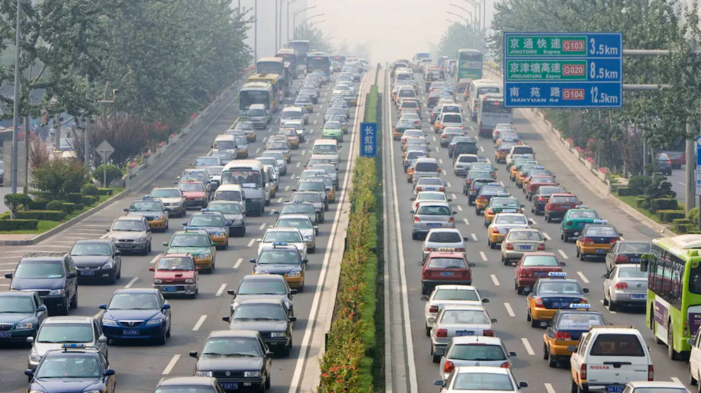 Wie Metropolen dem Stau begegnen. In Beijing, der boomenden Hauptstadt Chinas, wurden einschneidende Massnahmen ergriffen, um den Anstieg des Autoverkehrs zu bremsen: PKW werden nur noch in begrenzter Anzahl zugelassen, und zwar im Losverfahren.