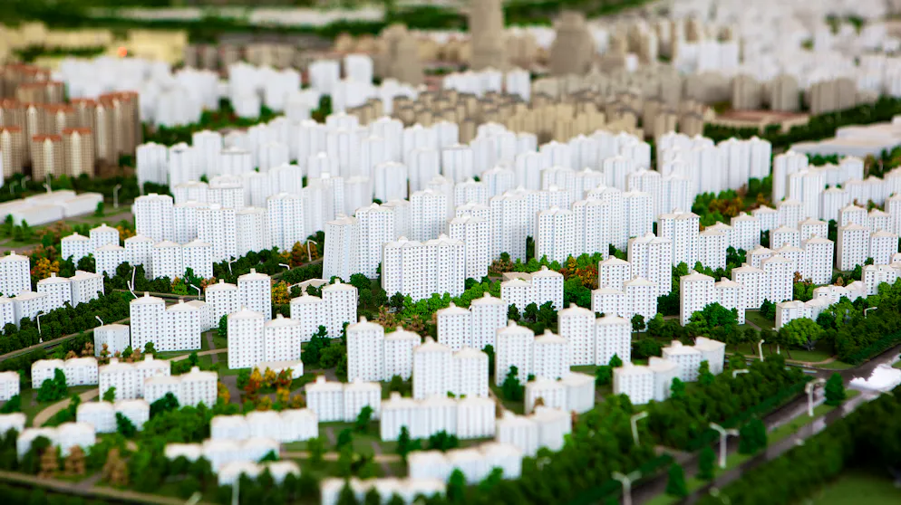 Wie Metropolen dem Stau begegnen. In der im Bau befindlichen chinesischen Retortenstadt «Chengdu Tianfu District Great City» soll die Nutzung privater Kraftfahrzeuge weitgehend überflüssig sein. Im gesamten Ort, in dem einmal 80'000 Menschen wohnen sollen, ist jeder Punkt in 15 Minuten zu Fuss erreichbar.