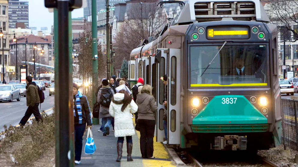 Wie Metropolen dem Stau begegnen. Auch in den autofixierten USA setzt mancherorts und langsam ein Umdenken ein. In Boston wurde seit der Jahrtausendwende eine Tramlinie um vier neue Stationen erweitert. Das betroffene Stadtviertel gelangte dadurch zu neuer Blüte.