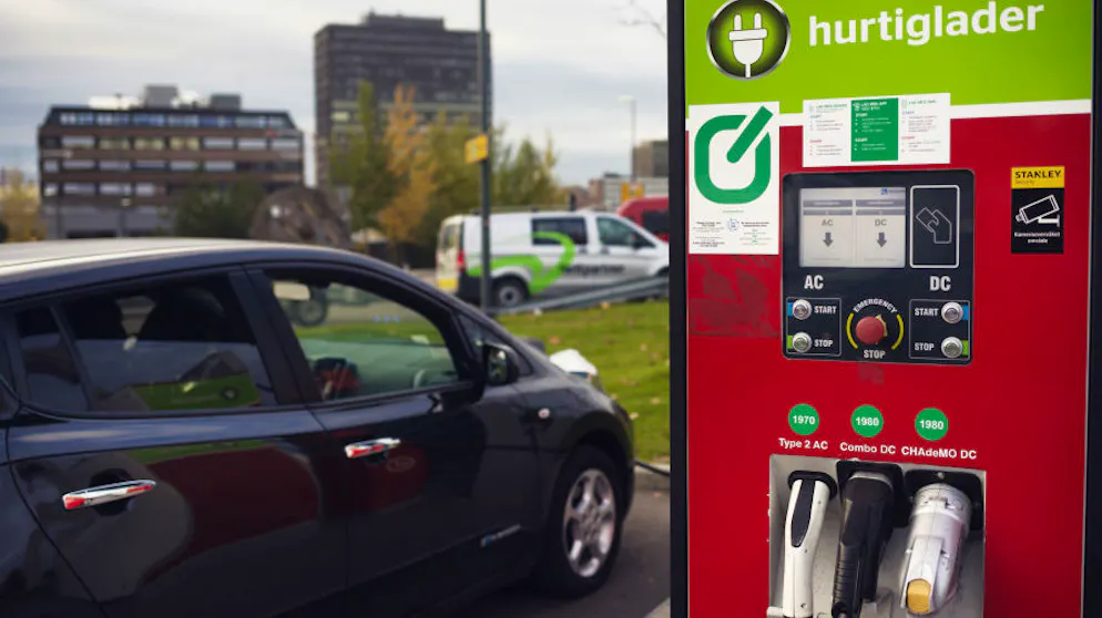 Wie Metropolen dem Stau begegnen. In der E-Auto-Metropole Oslo wurde das Ziel ausgegeben, die Innenstadt bis 2024 komplett frei von fossilen Kraftstoffen zu bekommen. Das würde ein Verbot sowohl von Dieseln als auch Benzinern bedeuten. Schon jetzt sind rund 40 Prozent der neugekauften Autos in der Hauptstadt Norwegens Elektroautos.