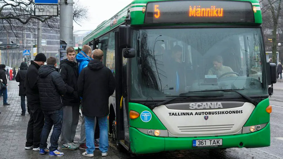 Wie Metropolen dem Stau begegnen. Als Ergebnis einer Volksabstimmung dürfen gemeldete Einwohner der estnischen Hauptstadt Tallinn kostenlos öffentliche Verkehrsmittel benutzen. 