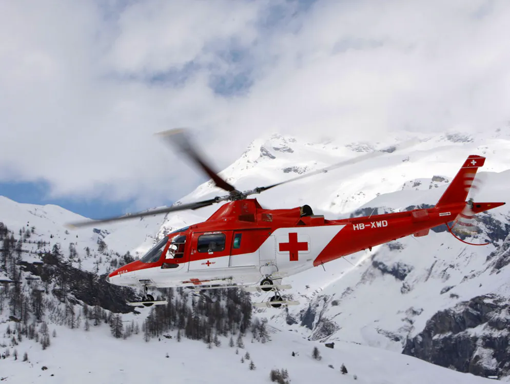 Air Zermatt a 50 ans. Vendredi 27 mars 2009: un hélicoptère de la REGA survole la vallée de Rhin postérieur à Splügen en direction du col du San Bernardino après un sauvetage.