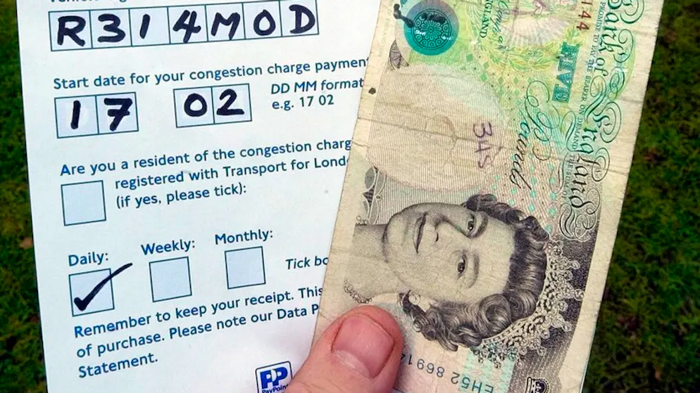 Wie Metropolen dem Stau begegnen. In London gilt die «Congestion-Charge» (Stau-Gebühr) unter der Woche von 07.00 bis 18.00 Uhr für alle Fahrzeuge. Überwacht wird die Maut mittels automatischer Nummernschilderkennung per Videokameras. Eine ähnliche Maut fällt für die Themse-Überquerung in Dartford östlich von London an. Wird die Gebühr nicht rechtzeitig entrichtet, drohen saftige Mahngebühren - auch für Fahrzeughalter aus dem europäischen Ausland.