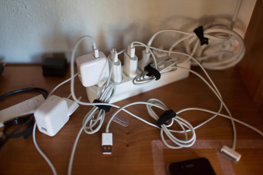 Energiesparen ganz easy: Diese Tipps gehen schnell und wirken nachhaltig. Ladegeräte und Netzteile sind heimliche Stromfresser. Darum nach Gebrauch Stecker ziehen oder eine abschaltbare Stromleiste verwenden. Geräte im Stand-by-Modus lassen sich übrigens an Kontrolllämpchen, Zeitanzeigen oder Trafos erkennen, die bei Nichtgebrauch warm bleiben oder brummen.