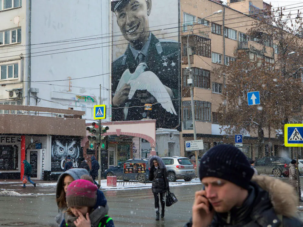 Une idole pour des générations: il y a 50 ans, Youri Gagarine s'éteignait. Cette peinture murale, réalisée par l'artiste ukrainien Andrey Palval dans le cadre du festival d'art urbain «Stenograffia», à Iekaterinbourg, montre Youri Gagarine avec une colombe blanche. C'est Youri Gagarine qui a inventé l'expression «planète bleue».