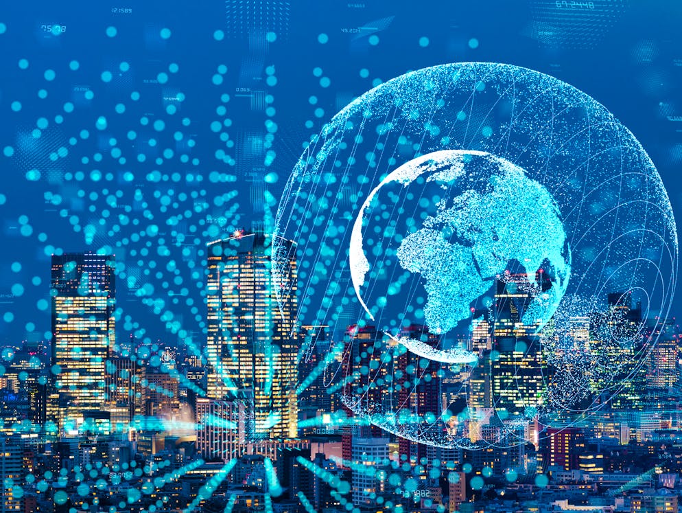 Was passiert im Internet in einer Minute?. Knapp die Hälfte der Weltbevölkerung ist inzwischen online. Und wenn rund vier Milliarden Menschen im Internet surfen, fallen eine Menge Daten und verblüffende Statistiken an. Das passiert in einer Internet-Minute: