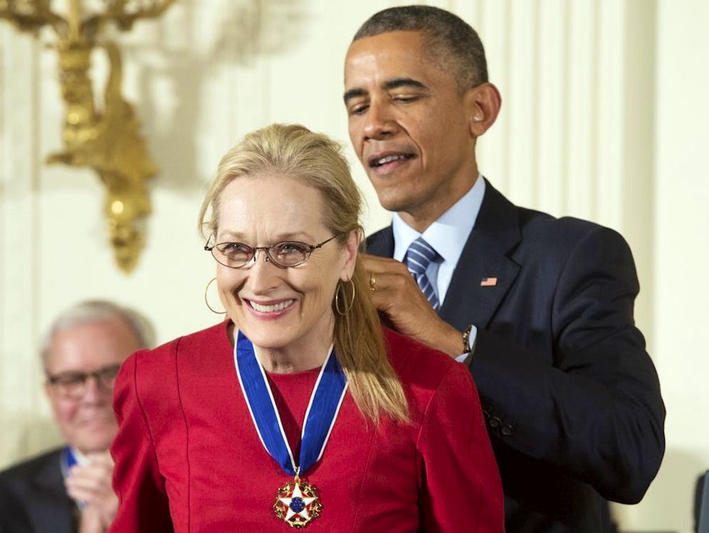 Meryl Streep in immagini. Non solo premi cinematografici: Meryl Streep riceve la <em>Medaglia Presidenziale della Libertà</em> dall'allora presidente degli Stati Uniti Barack Obama, novembre 2014.