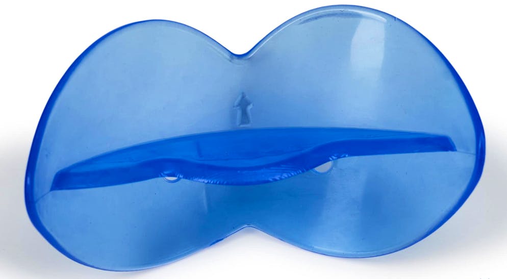 Anti-Schnarch-Hilfen: Ein Sammelsurium an Kuriositäten. Das Anti-Schnarch-Mundstück kommt vor allem bei Mundschnarchen und verminderter Nasenatmung zum Einsatz. Mittels eines Wasserbades passt sich das Mundstück Ihrem Gebiss an und wird täglich vor dem Schlafengehen eingesetzt.