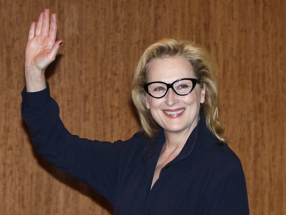 Meryl Streep in immagini. Dopo alcuni anni nel teatro, esordisce sul grande schermo nel 1977 con «Giulia» di Fred Zinnemann. Ma è con «Il cacciatore» di Michael Cimino (1978) che si impone al grande pubblico e conquista la prima di moltissime candidature agli Oscar, in questo caso come attrice non protagonista.