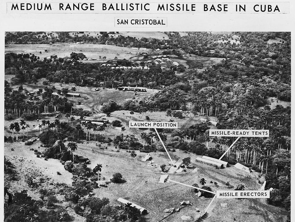Les plus gros échecs de la CIA. Cette défaite a rendu le recueil d'informations à Cuba presque impossible pour la CIA. C'est donc un peu par hasard que le 15 octobre 1962, un avion d'espionnage a découvert que des missiles soviétiques à moyenne portée avec ogives nucléaires étaient stationnés sur l'île communiste des Caraïbes. La crise de Cuba qui en a résulté a failli déclencher une nouvelle guerre mondiale entre les deux superpuissances, une guerre qui aurait alors pu être menée avec des armes nucléaires.