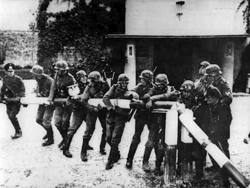 Seconde Guerre mondiale: la chronologie des événements. Le Führer avait initialement donné l'ordre d'attaquer la Pologne le 26 août, mais recule au dernier moment. Les Britanniques et le gouvernement polonais viennent en effet de signer un pacte formel d'assistance mutuelle et Mussolini a laissé entendre que l'Italie ne participerait pas à une guerre. Mais ces évolutions diplomatiques ne retiennent pas longtemps l’attaque d’Hitler. Le lendemain de la simulation de l'attaque d'un groupe de francs-tireurs polonais contre un émetteur radio à Gleiwitz, le 1er septembre 1939, la Wehrmacht donne l'assaut. La plus grande catastrophe du XXe siècle peut commencer. Sur la photo: des soldats de la Wehrmacht abattent une barrière à la frontière germano-polonaise le 1er septembre 1939.