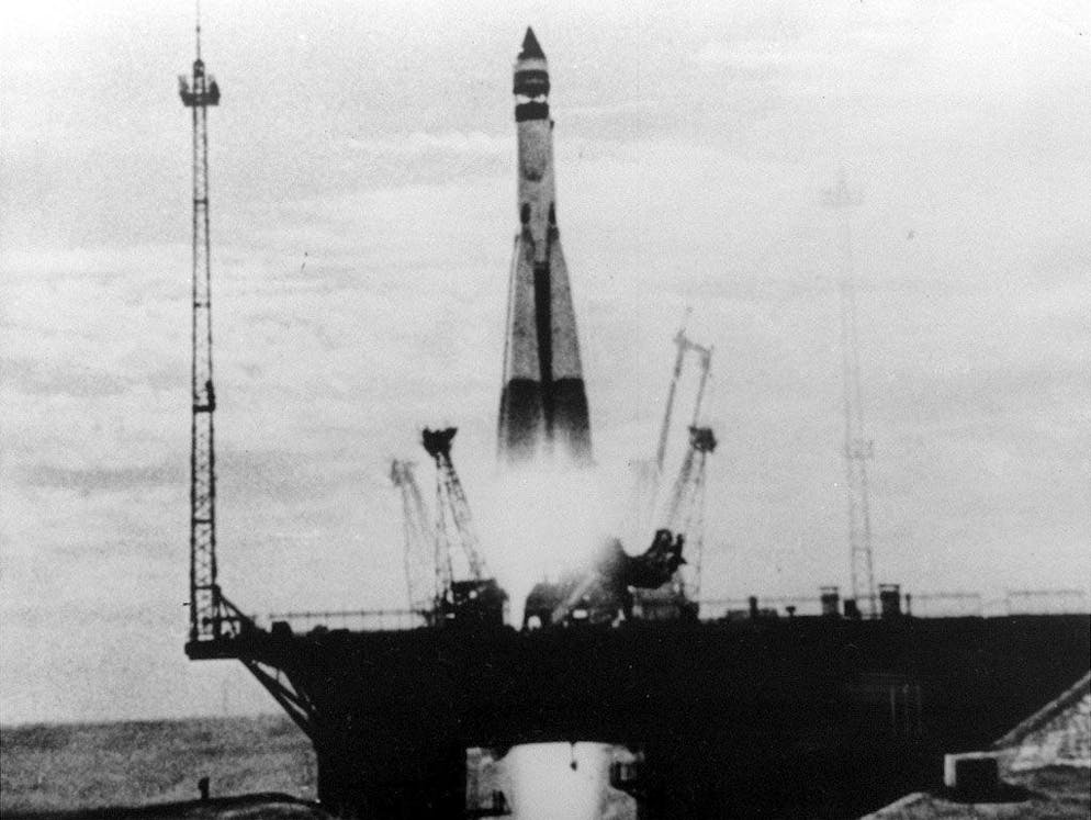 Spoutnik. Le premier missile intercontinental de type R7 testé peu de temps avant et qui permit d'envoyer «Spoutnik 1» en orbite terrorisa le monde occidental. En réalisant ce que l'Union soviétique était capable d'accomplir, les Etats-Unis prirent conscience de leur vulnérabilité.