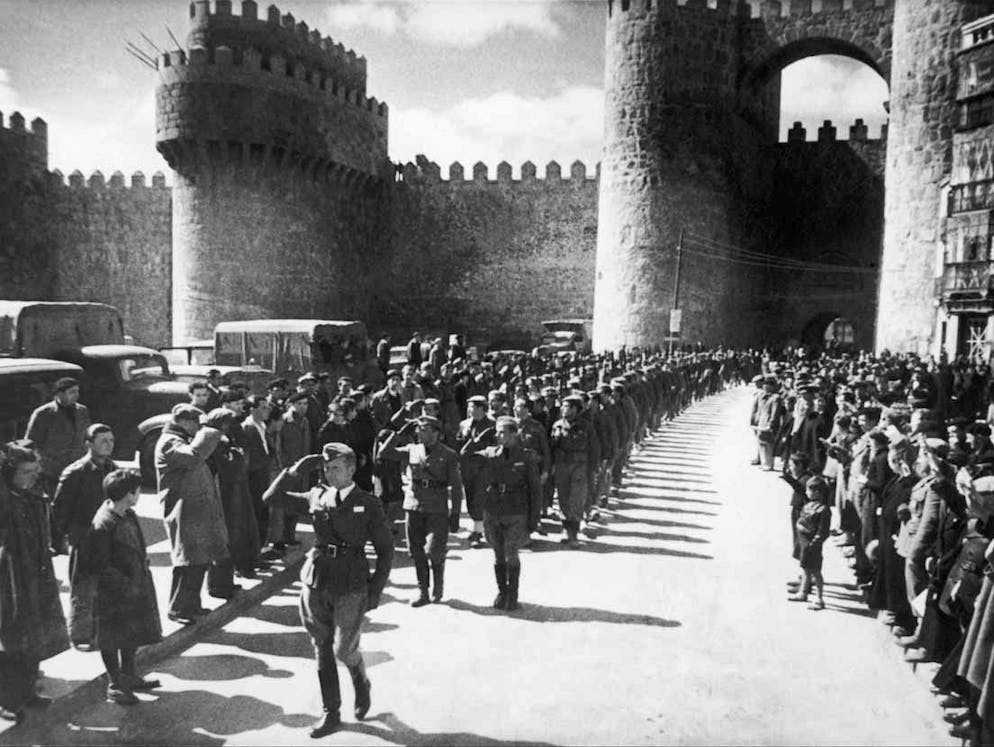Seconde Guerre mondiale: la chronologie des événements. La guerre civile espagnole, qui s'est déroulée de juillet 1936 à avril 1939, marque le premier déploiement de soldats allemands à l'étranger depuis la Première Guerre mondiale. Avec la «Légion Condor», Hitler soutient les putschistes de droite, menés par le Général Francisco Franco, contre le gouvernement élu du Front populaire. Grâce à l'aide allemande, Franco peut asseoir son pouvoir en Espagne. Les dernières troupes de la Légion rentrent en Allemagne en mai 1939. Sur la photo: des soldats de la «Légion Condor» entrent le 27 mai 1939 dans la ville espagnole d'Avila.