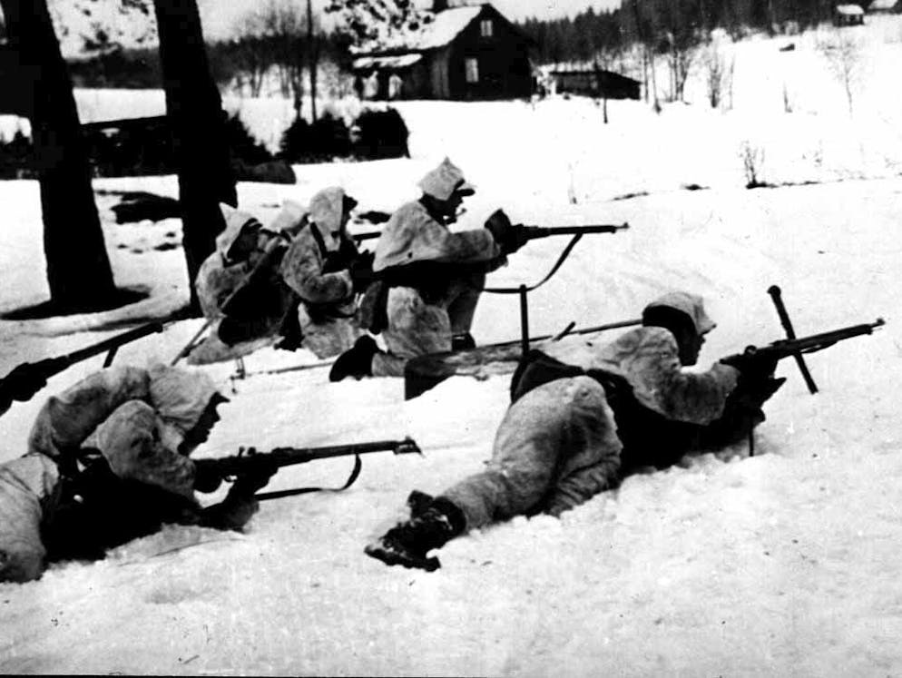 Seconde Guerre mondiale: la chronologie des événements. Au cours du premier hiver de la guerre, celui de 1939/40, le plus froid depuis une centaine d'années dans une grande partie de l'Europe, entrent officiellement en guerre, outre le Reich allemand, la République de Slovaquie et la Pologne, la France, l'Union soviétique et certains des États du Commonwealth: le Royaume-Uni, l'Australie, le Canada, la Nouvelle-Zélande, l'Inde et l'Union sud-africaine. Cet hiver-là, la situation reste calme dans l'ensemble. Seule la Guerre d'Hiver entre la Finlande et l'Union soviétique fait rage et vise à créer en Carélie une zone-tampon pour protéger Leningrad. Lorsque cette guerre prend fin le 13 mars 1940, la Finlande a certes préservé son indépendance, mais doit faire des concessions territoriales considérables à l'Union soviétique. 70'000 Finlandais sont morts ou ont été blessés pendant ces combats. On estime que cette guerre a également fait beaucoup de victimes dans l'Armée rouge. La guerre mondiale dégénère rapidement en 1940. Et seulement cinq ans plus tard, l'Allemagne capitule les 8 et 9 mai 1945 et le Japon, le 2 septembre 1945. La guerre a coûté la vie à environ 60 millions de soldats et de civils, dont 6 millions sont morts dans les camps de concentration et d'extermination nazis. Sur la photo: des soldats finlandais sur le front russe en 1939.