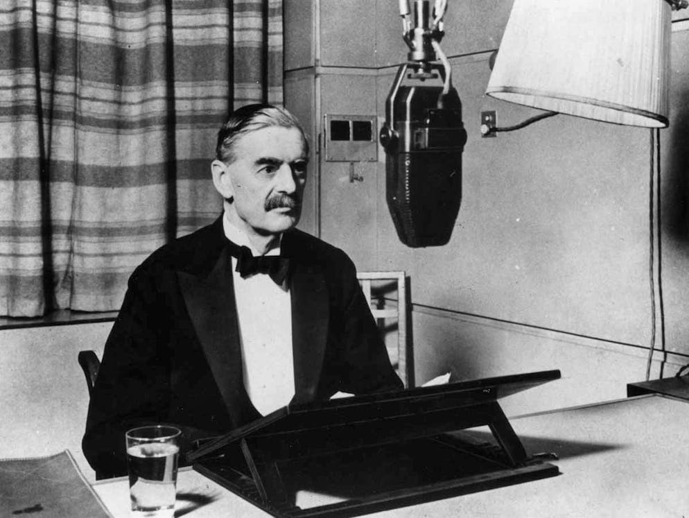 Seconde Guerre mondiale: la chronologie des événements. Dès le 3 septembre 1939, la France et la Grande-Bretagne, dans le cadre de leur traité d'assistance mutuelle avec la Pologne, déclarent la guerre au Reich allemand, mais restent d'abord inactives sur le plan militaire et ne peuvent pas soulager efficacement la Pologne alliée. Sur la photo: le Premier ministre britannique Neville Chamberlain déclare l'entrée en guerre des Britanniques le 3 septembre 1939 dans une allocution radiophonique.