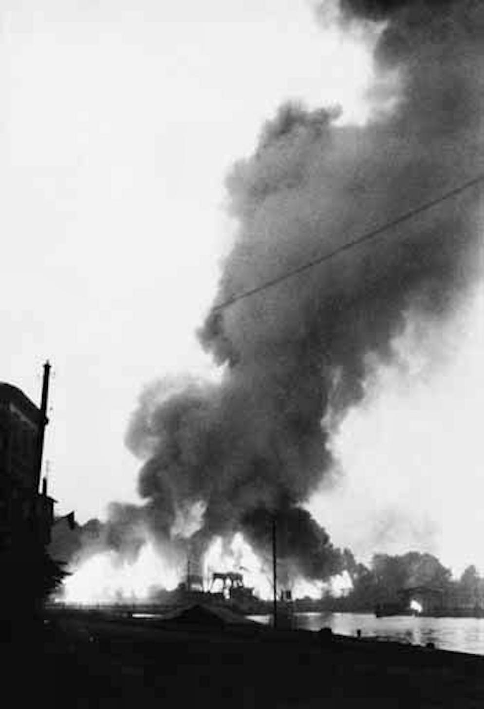 Seconde Guerre mondiale: la chronologie des événements. Auparavant, dans le port de Dantzig, le navire «Schleswig-Holstein» avait ouvert le feu sur la Westerplatte, une presqu'île de l'enclave polonaise. Le 1er septembre, dès le petit matin, l'armée de l’air allemande commence à attaquer la ville polonaise de Wielun. Il s'agit probablement du premier combat de la Seconde Guerre mondiale. Sur la photo: des incendies font rage du côté polonais suite aux tirs du «Schleswig-Holstein».