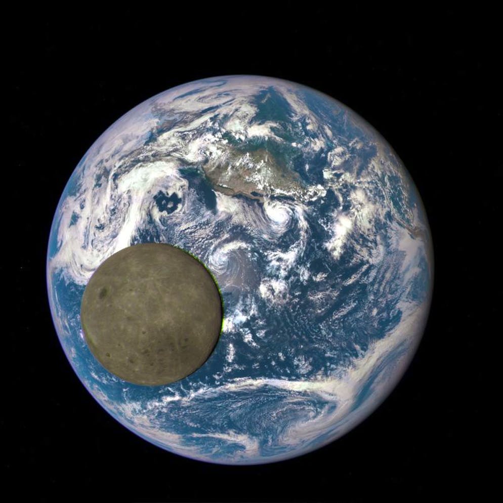 Spoutnik. Et les succès de l'époque sont encore une source de stimulation pour la nation spatiale russe. La devise est désormais: la collaboration. Le cliché mis à disposition par la NASA et capturé depuis le Deep Space Climate Observatory montre la Lune devant la Terre.
