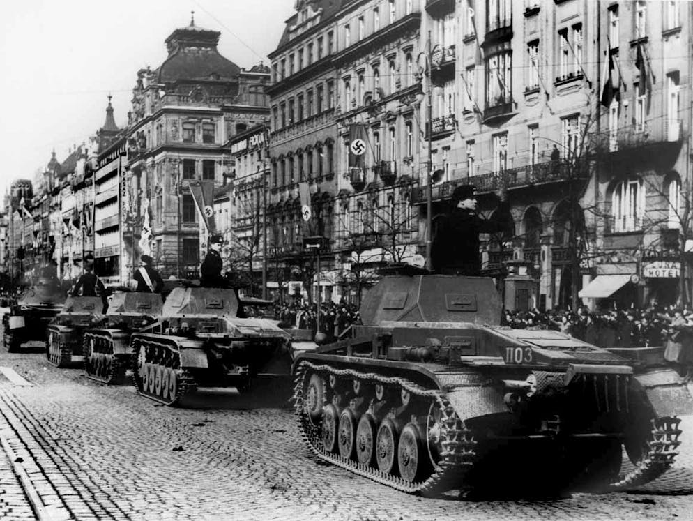 Seconde Guerre mondiale: la chronologie des événements. Les événements ont rapidement montré que la fameuse politique d'apaisement (Appeasement) allait échouer lamentablement. Dès le 2 octobre 1938, Hitler donne à la Wehrmacht l'instruction de préparer le terrain pour la conquête du reste de la Tchécoslovaquie. Il s'appuie finalement sur l'escalade du conflit entre Tchèques et Slovaques dans le pays pour marcher sur la Tchécoslovaquie et instaurer le Protectorat de Bohême-Moravie, le 16 mars 1939. Quelques jours plus tard, il place également la Slovaquie sous la protection du Reich. Réagissant face à la politique agressive et imprévisible de l'Allemagne d'Hitler, Chamberlain déclare la fin de la politique d'apaisement: l'embrasement de la guerre est proche. Sur la photo: des chars allemands entrent dans Prague.