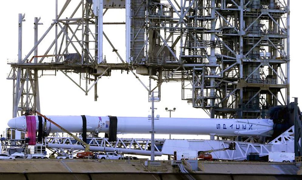 Spoutnik. Le dirigeant de Roscosmos, Komarov, note avec intérêt que les milliardaires émergents aux Etats-Unis, comme le fondateur de SpaceX Elon Musk, apparaissent comme des mécènes de l'astronautique et bouleversent le secteur avec des fusées réutilisables. Par ailleurs, il n’imagine l'avenir qu'en coopérant avec des investisseurs privés. «Mais jusqu'à maintenant, nous n'avions encore (en Russie) aucun investisseur important» a-t-il expliqué. Photo: derniers préparatifs sur la fusée Falcon 9 SpaceX réalisés le 13 août 2017 au Centre spatial Kennedy à Cap Canaveral, en Floride (Etats-Unis).