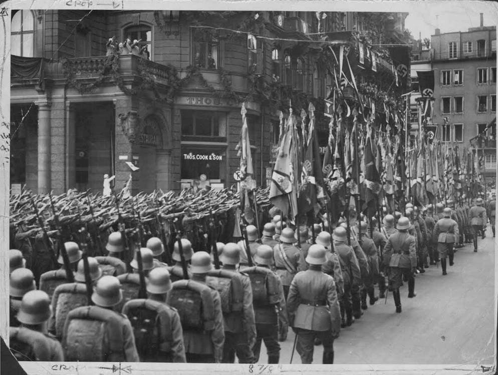 Seconde Guerre mondiale: la chronologie des événements. L'Allemagne d'Hitler n'en était pas à son coup d'essai en matière de provocations militaires, avec pour objectif déclaré de se débarrasser des conditions du Traité de Versailles. Ainsi, le 7 mars 1936, lorsque la Wehrmacht pénètre en Rhénanie démilitarisée, violant ainsi le traité, les puissances occidentales se contentent de condamner verbalement la démarche des Allemands. Sur la photo: des soldats de la Wehrmacht accueillis avec enthousiasme lors de leur entrée dans Cologne.