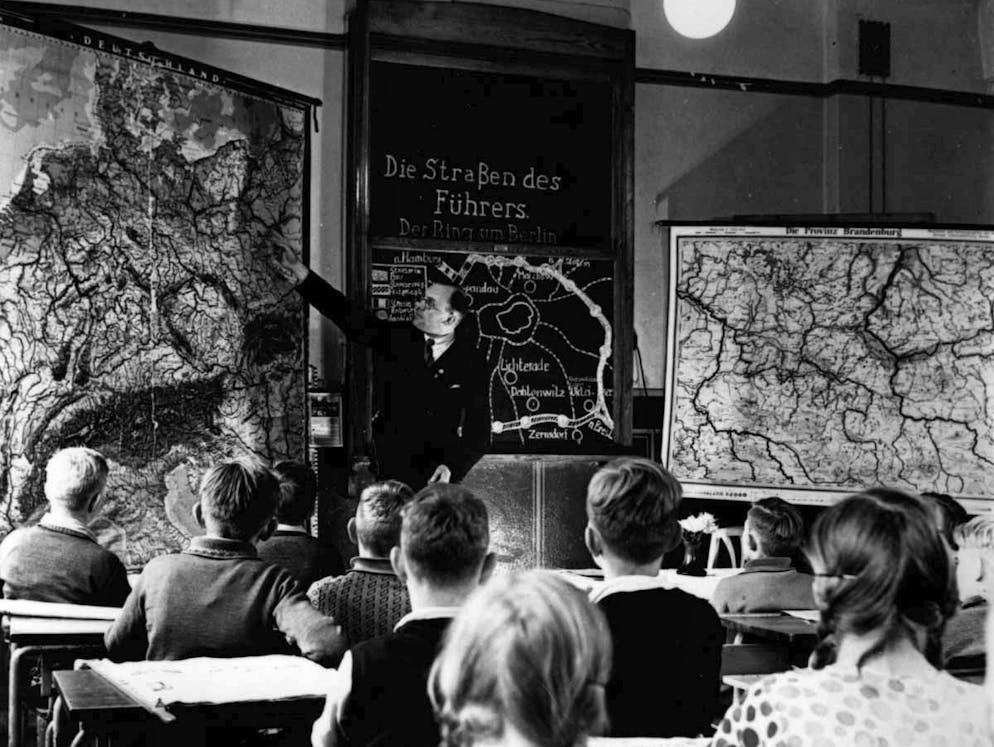 Seconde Guerre mondiale: la chronologie des événements. Fort de ce pacte de non-agression, Hitler peut continuer son escalade et faire avancer ses prétentions territoriales sur la Pologne, car il n'a plus à craindre d'agression de la part de l'Union soviétique. Le IIIe Reich demande désormais l'annulation d’autres dispositions du Traité de Versailles: le Reich veut récupérer la ville libre de Dantzig ainsi qu’un corridor pour rattacher la Prusse orientale au Reich, ce que la Pologne refuse. Sur la photo: en 1938, un professeur allemand explique à ses élèves l'importance stratégique de Dantzig.