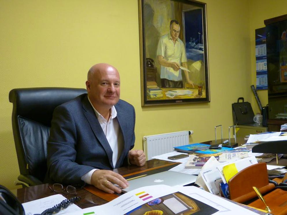 Spoutnik. L'historien Vyacheslav Klimentov est vice-directeur du musée de l'astronautique à Moscou. Il prévoit de célébrer le jubilé de Spoutnik: «Nous sommes très fiers que cet anniversaire ne soit pas un événement exclusivement russe et qu'il soit fêté dans le monde entier». Derrière lui se trouve un tableau du principal constructeur Sergueï Korolev, le célèbre père du Spoutnik.