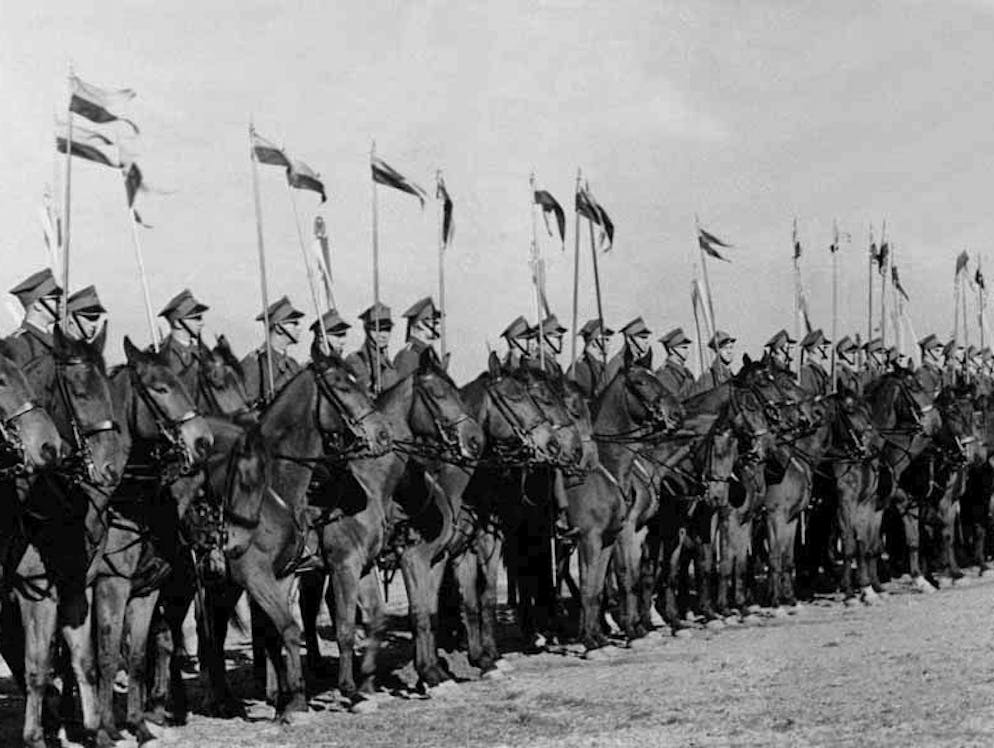 Seconde Guerre mondiale: la chronologie des événements. L'attaque de la Pologne, qui va à l'encontre des droits de l'homme, est menée par les envahisseurs allemands sous forme de «Blitzkrieg» ou guerre éclair et dure quelques semaines, jusqu'à l'arrêt des combats le 6 octobre 1939. Dans ce combat inégal, les unités allemandes, motorisées, modernes et très bien équipées, comptant environ 1,5 million d'hommes, sont combattues par des Polonais désespérés, parfois à cheval et uniquement équipés de lances et de sabres. Sur la photo: une unité de la cavalerie polonaise se prépare à l'attaque en 1939.