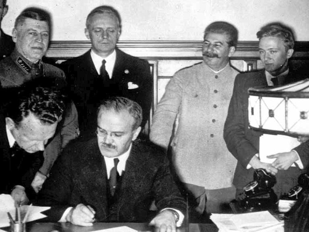 Seconde Guerre mondiale: la chronologie des événements. Hitler fait un pas de plus vers la guerre le 23 août 1939 en signant un pacte de non-agression avec Moscou, également entré dans l'histoire sous le nom de «Pacte germano-soviétique», «Pacte Hitler-Staline» ou «Pacte Molotov-Ribbentrop». Mais c'est le protocole additionnel secret qu’il contient qui est le plus important. Le Reich allemand et l'Union soviétique y définissent la répartition de l'Europe centrale et orientale en cas de guerre: Moscou devait obtenir la Finlande, la Bessarabie et les États baltes d'Estonie et de Lettonie. À l'origine, la Lituanie devait revenir au Reich allemand et la Pologne devait quant à elle être répartie entre les deux pays. Sur la photo: Joseph Staline (2e en partant de la droite), le ministre soviétique des Affaires étrangères Viatcheslav Molotov (assis) et le ministre allemand des Affaires étrangères Joachim von Ribbentrop (3e en partant de la droite) lors de la signature du traité à Moscou.