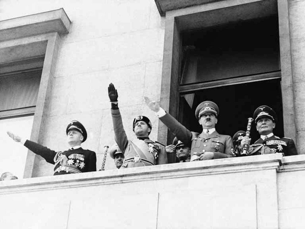 Seconde Guerre mondiale: la chronologie des événements. La soif d'annexion d'Hitler à l'est est loin d'être étanchée. De plus, le dictateur pense que la guerre doit avoir lieu rapidement, tant que l'Allemagne dispose encore d'un avantage en matière d'armement. Le 22 mai 1939, les hostilités continuent d'être préparées par les diplomates: le «Pacte d'acier», un traité d'alliance, est conclu entre l'Allemagne et l'Italie et signé par le ministre allemand des Affaires étrangères Joachim von Ribbentrop et son homologue italien Galeazzo Ciano à Berlin. L'Italie avait longtemps refusé de signer un traité d'alliance ferme avec le Reich allemand. Les deux pays se garantissent désormais un soutien absolu en cas de conflit, et ce même en cas de guerre d'agression. Sur la photo, de gauche à droite: le ministre allemand des Affaires étrangères Joachim von Ribbentrop, le chef de la marine allemande, le Grand amiral Erich Raeder, le ministre italien des Affaires étrangères, le comte Galeazzo Ciano, le colonel-général Walter von Brauchitsch, Adolf Hitler, le chef du Haut commandement de la Wehrmacht, le maréchal Wilhelm Keitel et le maréchal Hermann Göring.