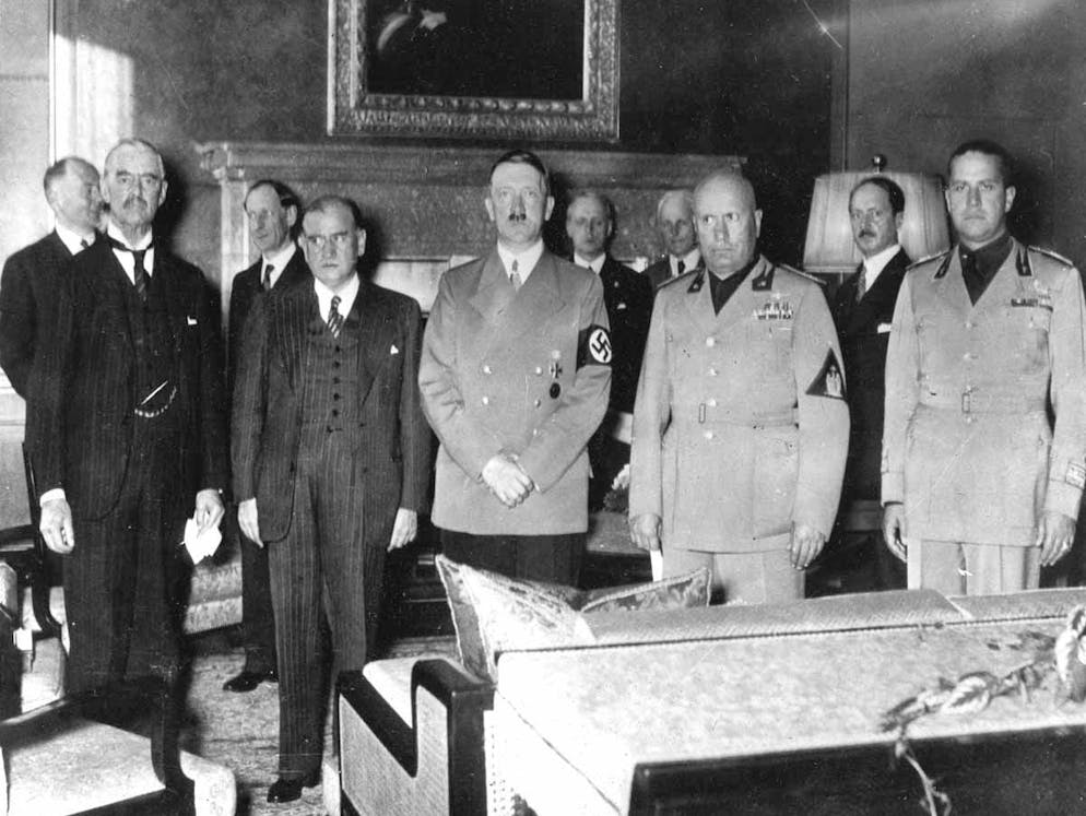 Seconde Guerre mondiale: la chronologie des événements. Après le rattachement de l'Autriche, Hitler aggrave la crise avec la question de la Bohême Moravie, qui dégénérait depuis les années 1920 dans cette région de la Tchécoslovaquie plurinationale où les «Allemands des Sudètes» étaient majoritaires. Hitler encourage le rattachement des Sudètes au Reich allemand. Hitler, le Premier ministre italien Benito Mussolini, le Premier ministre britannique Neville Chamberlain et le Premier ministre français Édouard Daladier se rencontrent finalement le 21 septembre 1938 à Munich. Les accords qui y sont signés établissent que les régions tchécoslovaques périphériques majoritairement allemandes de Bohème, de Moravie et de Silésie doivent être rattachées au Reich allemand entre le 1er et le 10 octobre. En contrepartie, la Grande-Bretagne et la France garantissent les frontières du reste de la Tchécoslovaquie. La menace de guerre qui planait dans la zone est pour l'instant levée, et Chamberlain est alors encore félicité pour sa politique pacifiste. Sur la photo, de gauche à droite: Neville Chamberlain, Édouard Daladier, Adolf Hitler, Benito Mussolini et le ministre italien des Affaires étrangères Ciano à Munich.