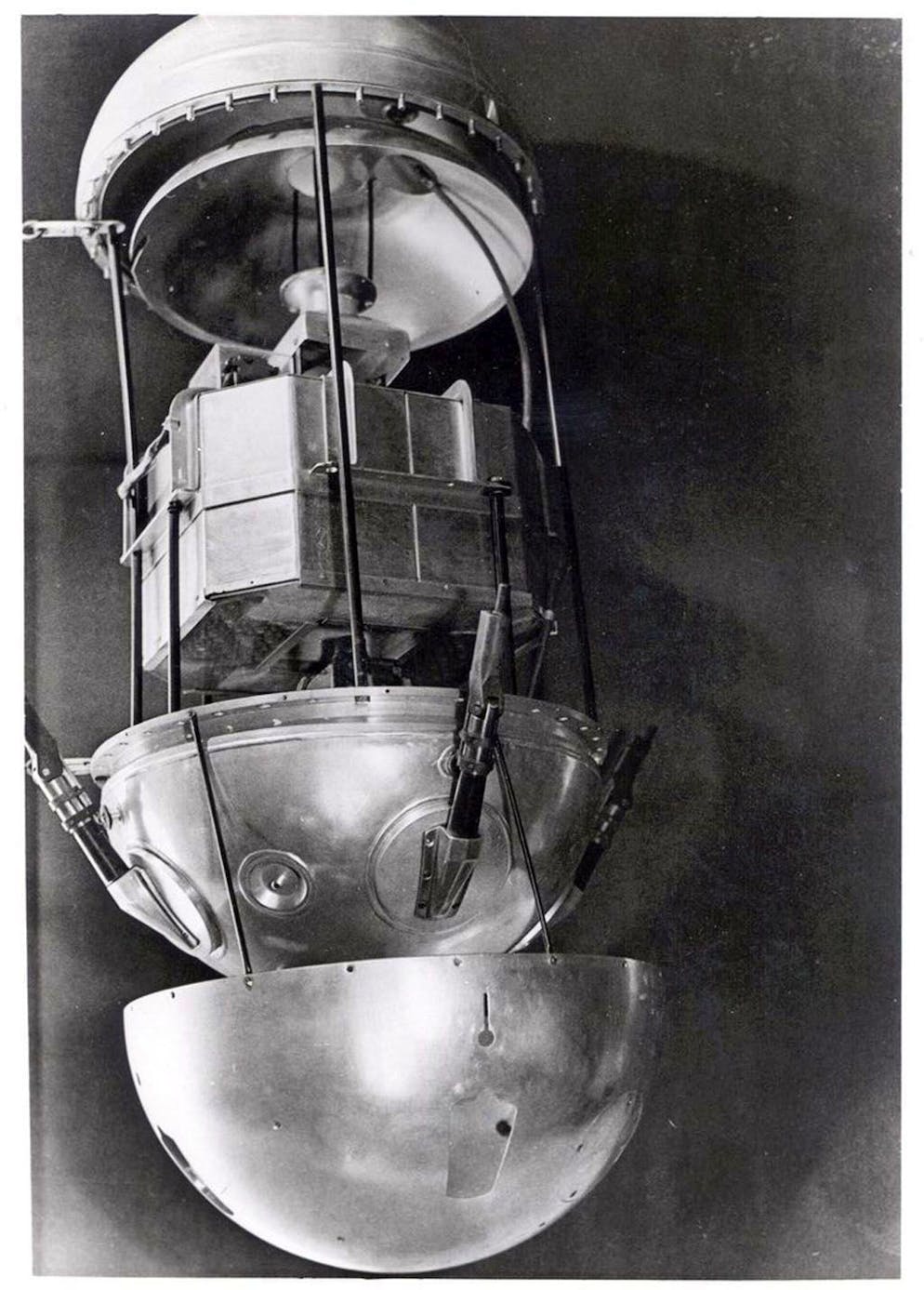 Spoutnik. Le satellite qui marqua le début de l'ère spatiale affichait un diamètre de 58 centimètres pour un poids de 83,6 kilos. La boule d'aluminium remplie d'azote abritait deux émetteurs radios, trois batteries zinc-argent ainsi qu'un système de régulation thermique avec des ventilateurs et des capteurs pour la température interne et externe.