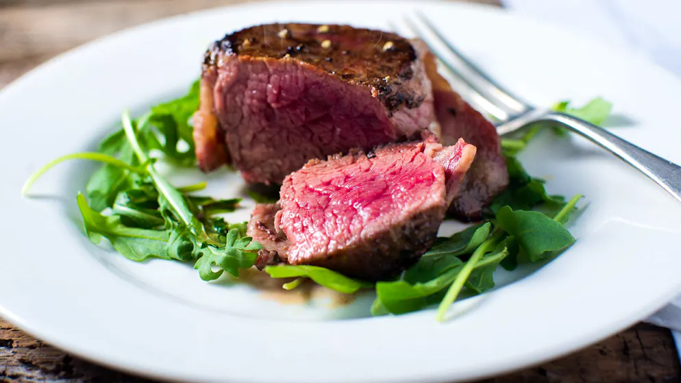 Hygiene in der Küche: Das müssen Sie wissen. Wer Lebensmittel gut durchgart ist ebenfalls auf der sicheren Seite. Das ist manchmal aber auch wirklich richtig schade, etwa bei einem guten Steak.