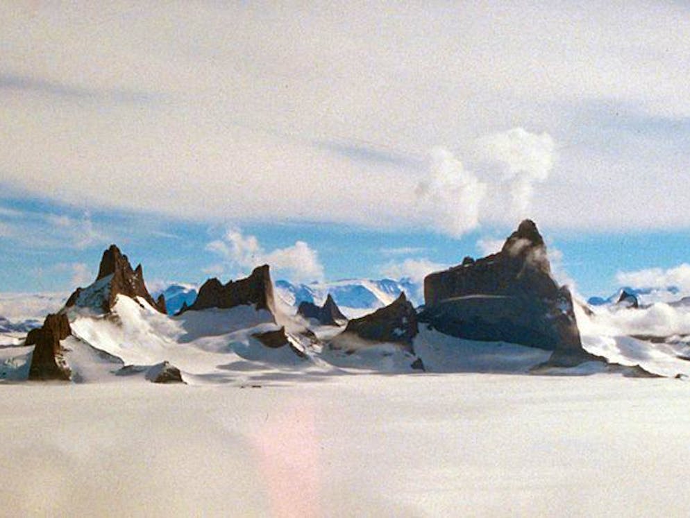 Tout ce qu’il faut savoir sur les théories du complot. Fjord Drygalski, centre de la Nouvelle-Souabe, Antarctique Est. Les théoriciens du complot en sont convaincus: quelque part dans ces glaces éternelles, se cache une forteresse nazie dans laquelle Adolf Hitler lui-même aurait trouvé refuge à la fin de la guerre. Dans les faits, suite à une expédition allemande menée en Antarctique en 1938/39, un drapeau allemand y a été placé pour prendre possession de la zone. Le nom de la région est tiré du nom du bateau de cette expédition, le Schwabenland (Souabe). Mais l’Antarctique ne serait pas la seule région à dissimuler des secrets: dans ce diaporama, nous vous présentons certaines des théories du complot les plus populaires et d’autres moins connues.