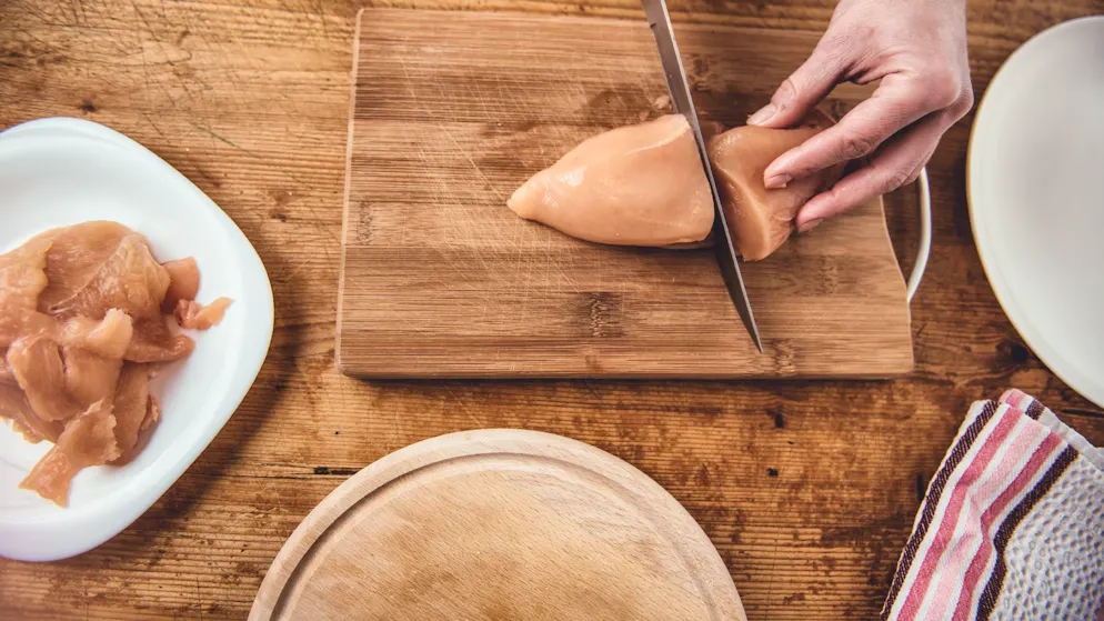 Hygiene in der Küche: Das müssen Sie wissen. Vermeiden Sie Kreuzkontamination: Wenn Sie also auf einem Brett rohe Pouletbrust schneiden, dann...