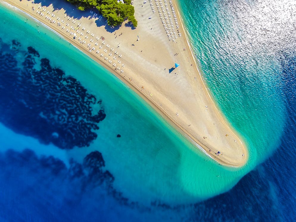 Dalmatien lockt auch mit traumhaft klarem Wasser - etwa am Strand von Zlatni Rat (Goldenes Horn) auf der Insel Brac, die vor Split in der Adria liegt.