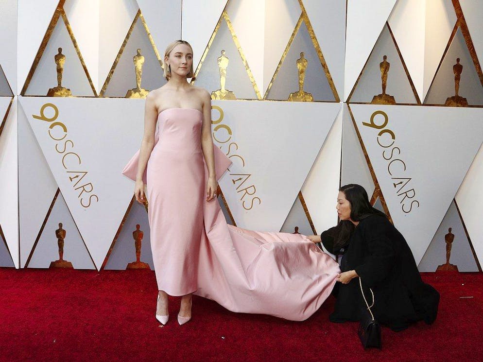 Le tapis rouge des Oscars. Ah ces robes à traînes! Heureusement qu'il y a des assistantes pour tout remettre en place. Et on sourit!