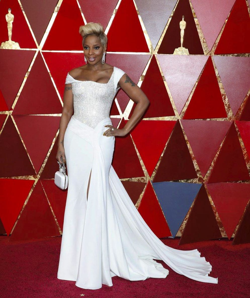 Le tapis rouge des Oscars. Mary J. Blige également vêtue d'un blanc éclatant.