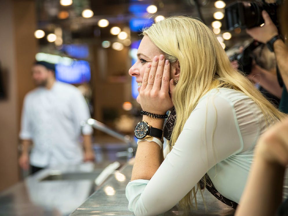 «Montana Kitchen Date»: Die Bilder zur Show. Nicole Bircher schaut den Kandidatinnen gebannt zu bei Dreharbeiten von «Montana Kitchen Date».