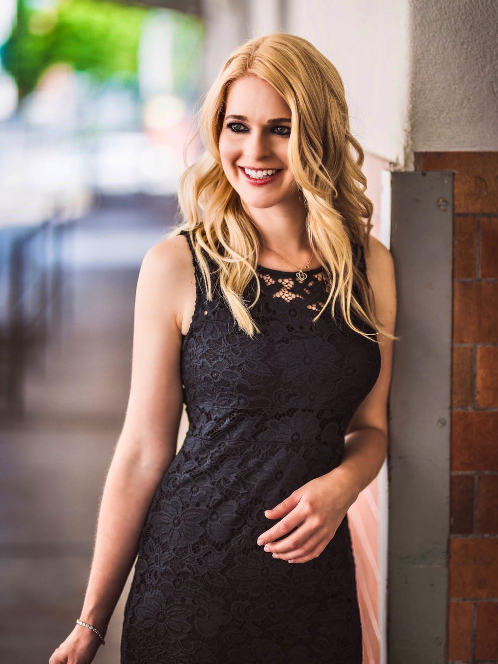 Nicole Bircher: Die Bilder. Bei einem Foto-Shooting lächelt Nicole Bircher in die Kamera.