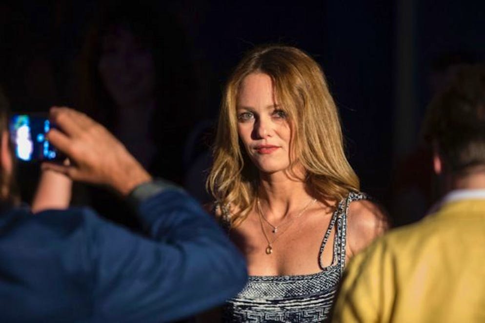 Vanessa Paradis. Après de nombreuses romances, notamment avec la star du rock Lenny Kravitz, elle a passé quatorze ans aux côtés de Johnny Depp, une période durant laquelle Vanessa a mis sa carrière entre parenthèses, et Johnny a mené une vie de bâton de chaise.