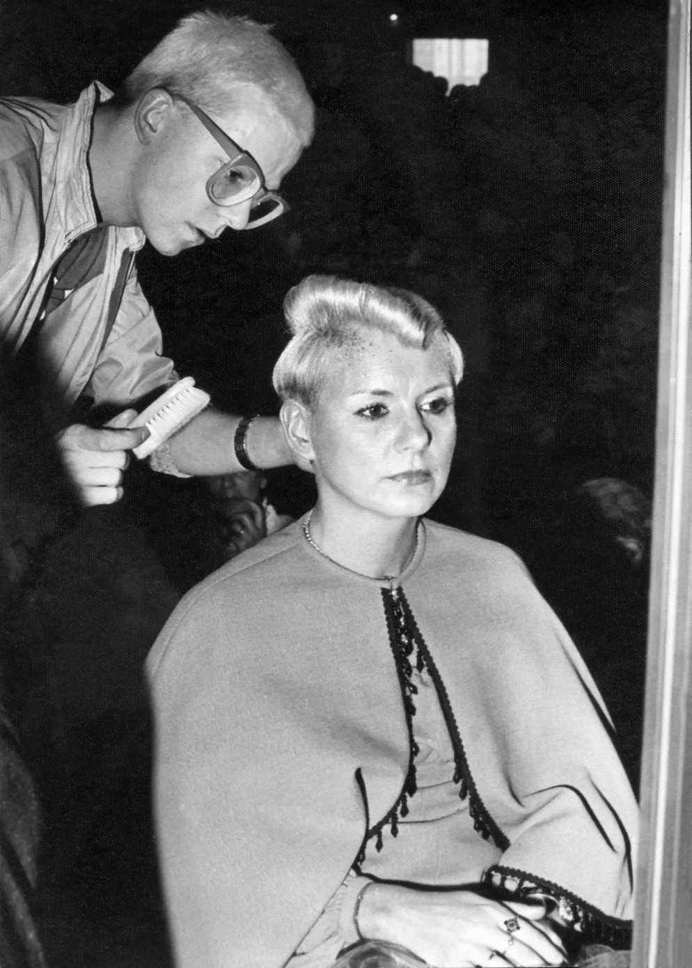 Der Berliner Kult-Coiffeur: Frank Schäfer. Die Mutter von Frank Schäfer als sein Modell auf der Berliner Friseur-Meisterschaft, 1980.