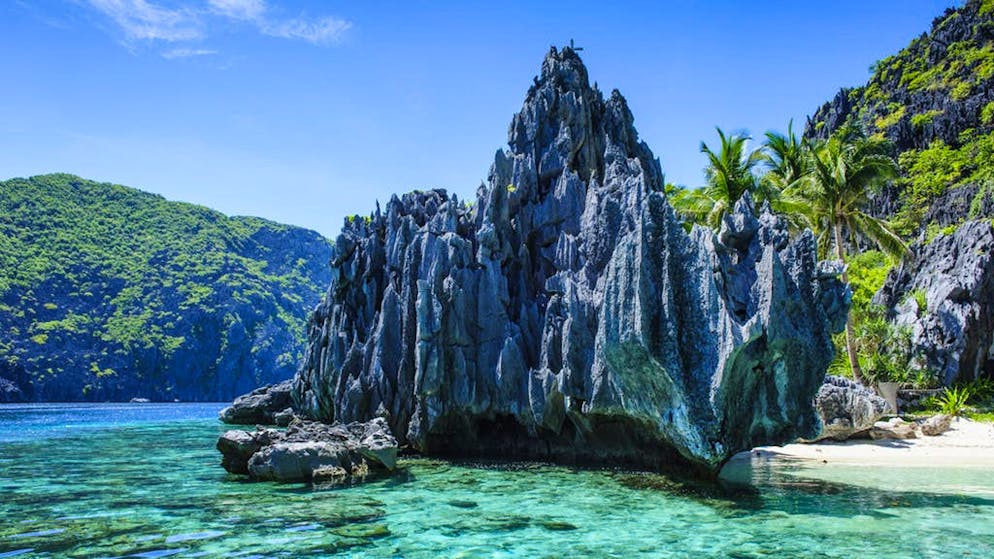Palawan gehört zum asiatischen Inselstaat der Philippinen. Feriengäste können viele vorgelagerte Inseln erkunden.