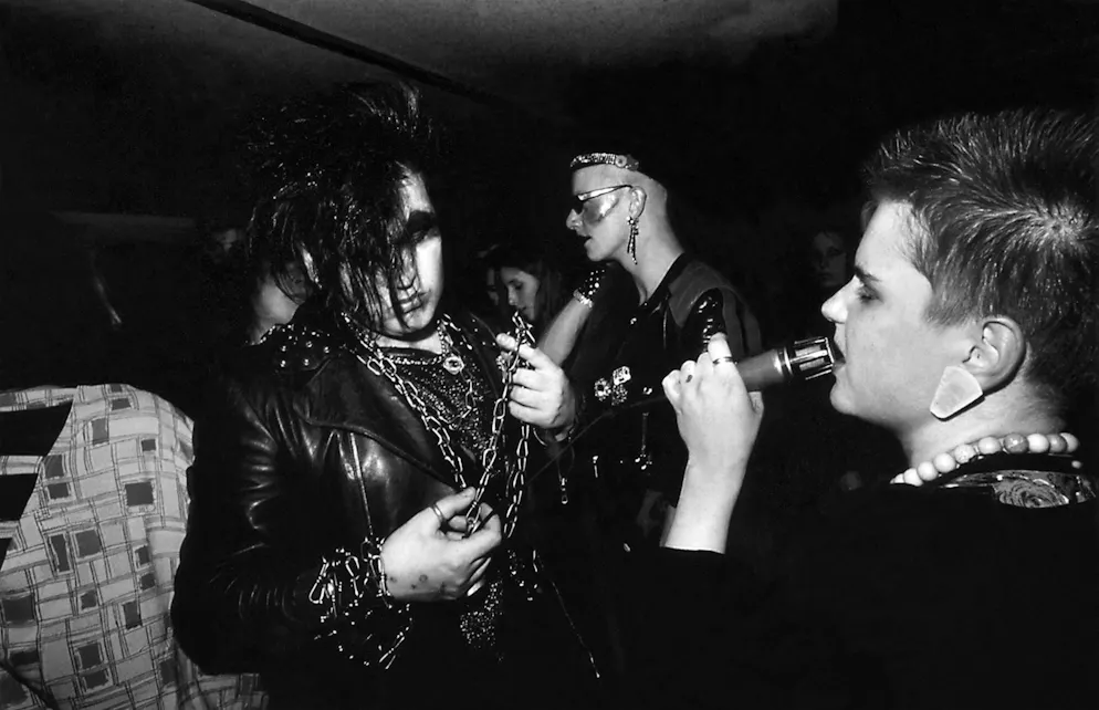 Der Berliner Kult-Coiffeur: Frank Schäfer. Fotograf Sven Marquart, Frank Schäfer und Sängerin Happy Straps, 1984.