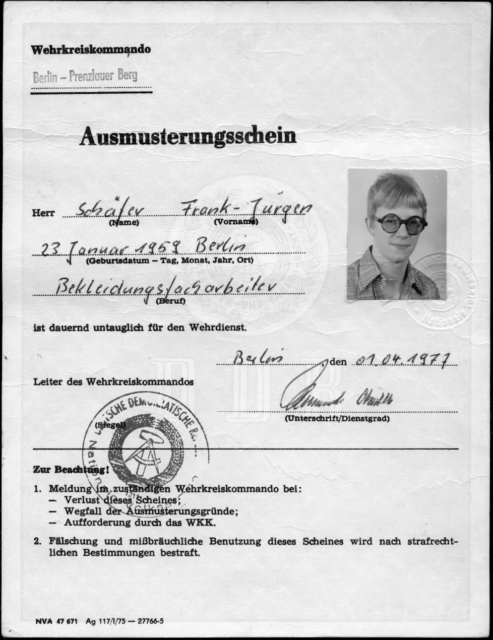 Der Berliner Kult-Coiffeur: Frank Schäfer. Ausmusterungsschein, 1977.