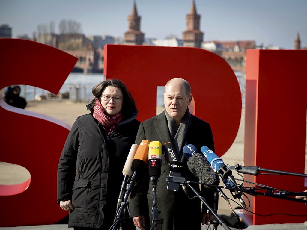 Andrea Nahles und der designierte neue Finanzminister Olaf Scholz gaben die SPD-Kabinettsliste bekannt.
Bild KEYSTONE AP dpa KAY NIETFELD