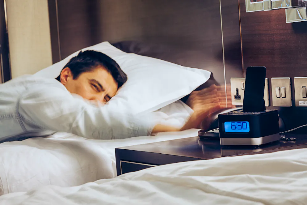 Darum ist das Smartphone der perfekte Reisebegleiter. Mit Jetlag einen Hotelwecker zu programmieren kommt vom Schwierigkeitslevel schon nahe an eine Herzoperation heran. Daher doch einfach den bekannten Smartphone-Wecker nutzen. 