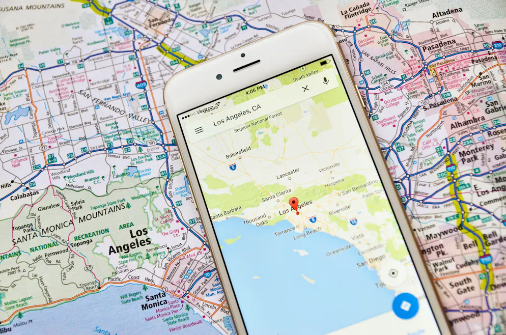 Darum ist das Smartphone der perfekte Reisebegleiter. Dass man sich von Google Maps und Co. durch fremde Städte leiten kann, ist jetzt kein Geheimtrick. Aber mit einigen Kniffen geht das noch einfacher. So kann man sich einen Kartenausschnitt zur Offline-Nutzung sichern, besonders praktisch, wenn das Roaming langsam oder teuer ist. 